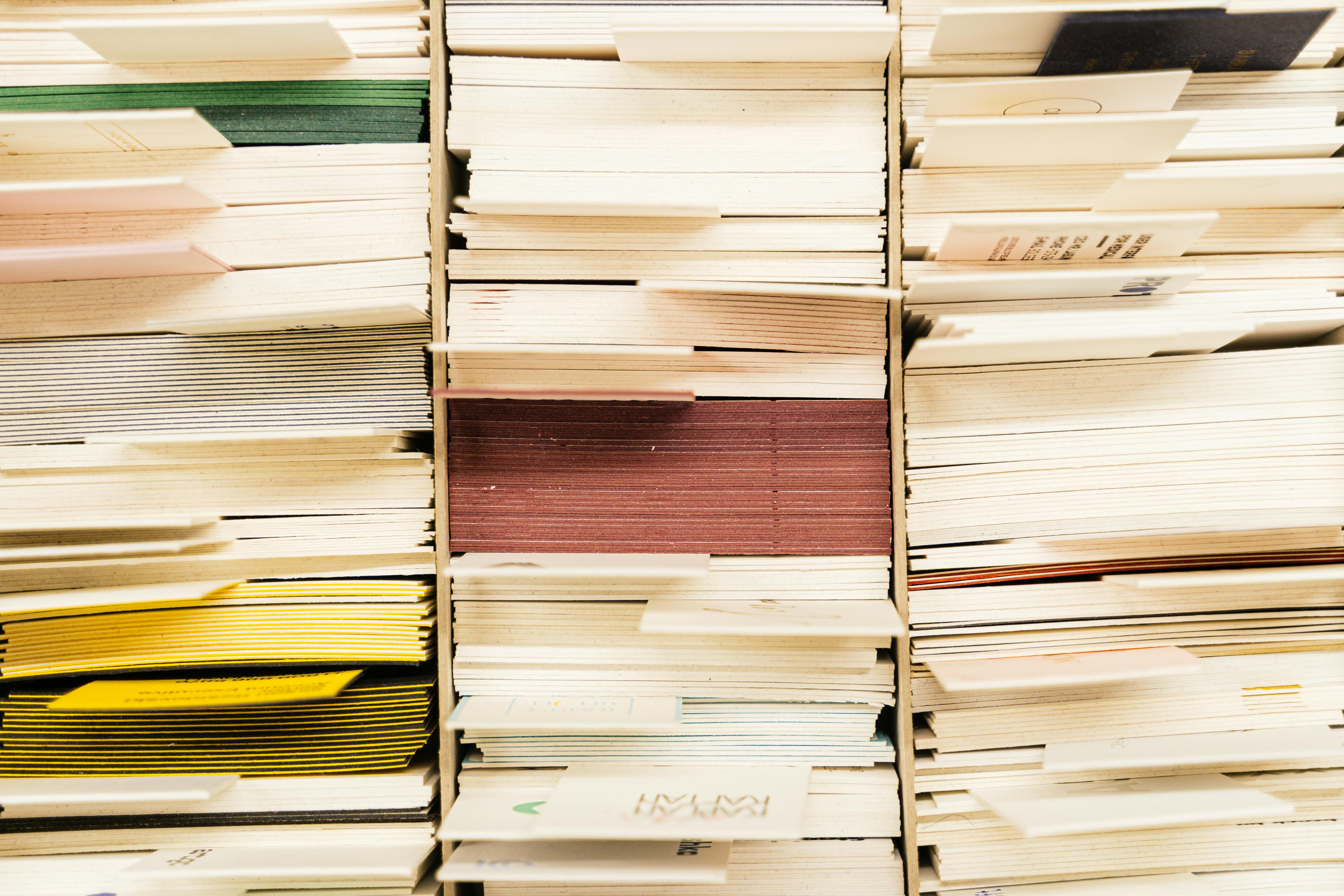 Pilha de documentos organizados para análise tributária